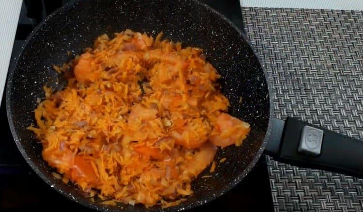 Agregue tomates también.