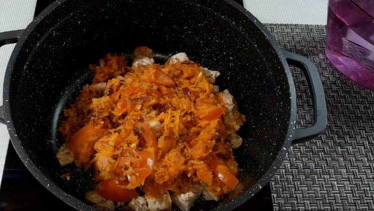 Cambiamos la verdura freír en un caldero para la carne.