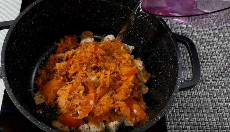 Agregue agua al caldero.