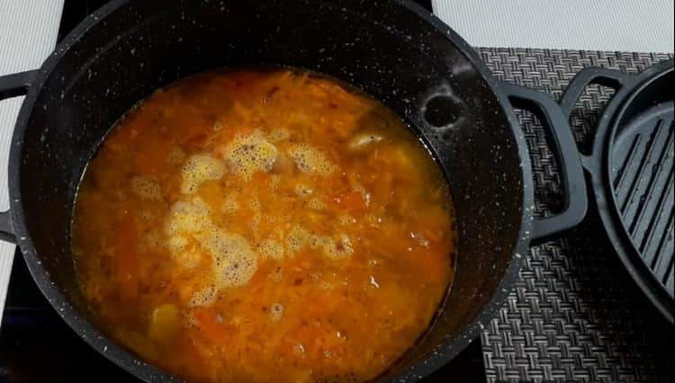 Guisar la carne con verduras durante unos 40 minutos.