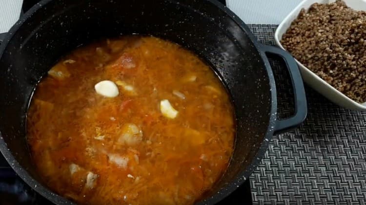 Agregue sal y ajo para darle sabor.