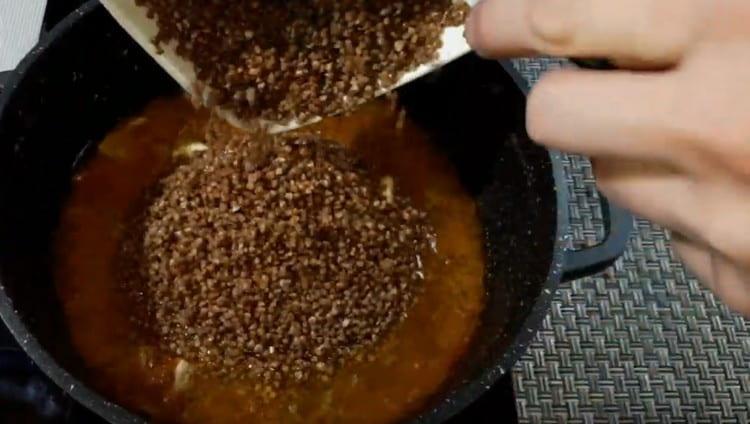 Difundimos el trigo sarraceno a las verduras y la carne de cerdo.