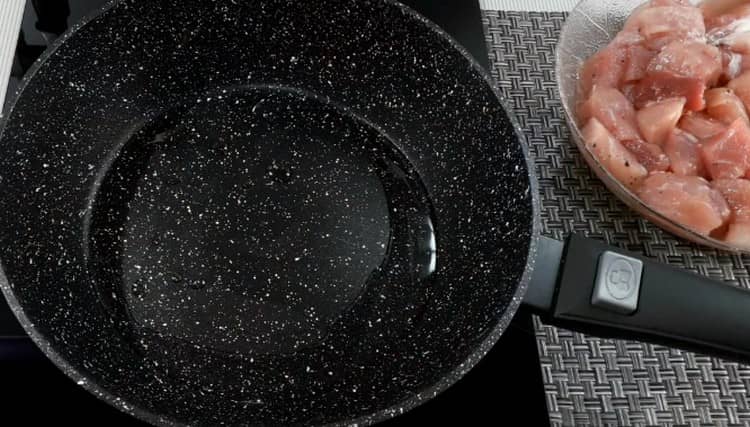 Calienta la sartén con aceite vegetal.