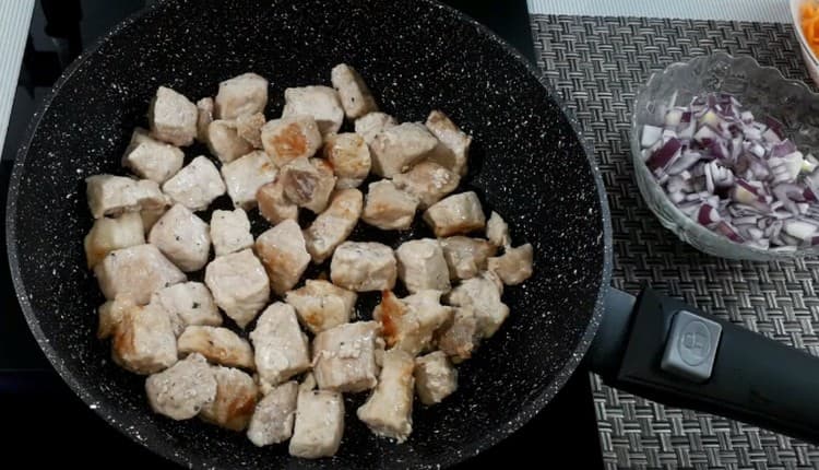 Extienda la carne en una sartén y fría.