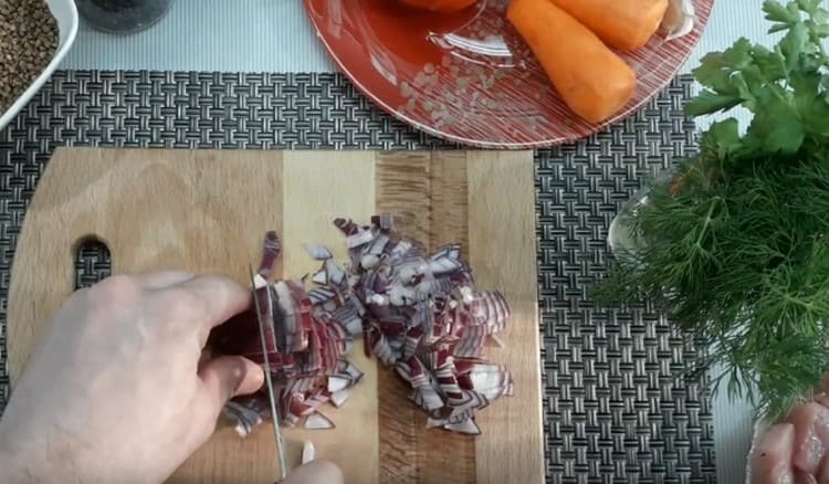 Pica finamente la cebolla.