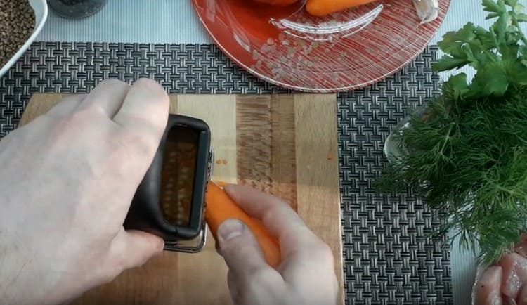 Rallar las zanahorias.