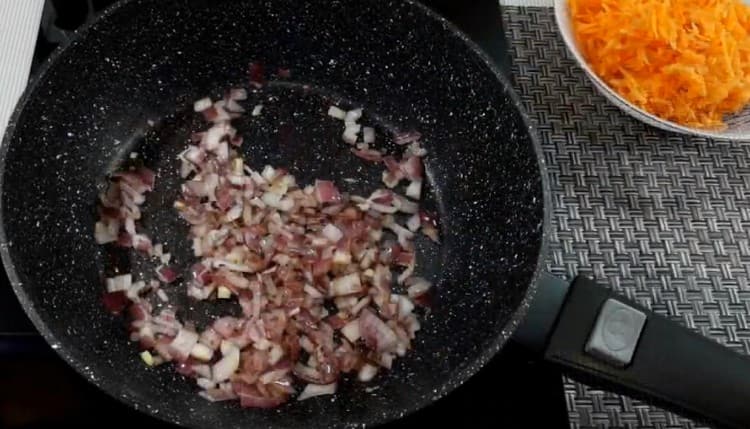 Freír la cebolla hasta que esté dorada.