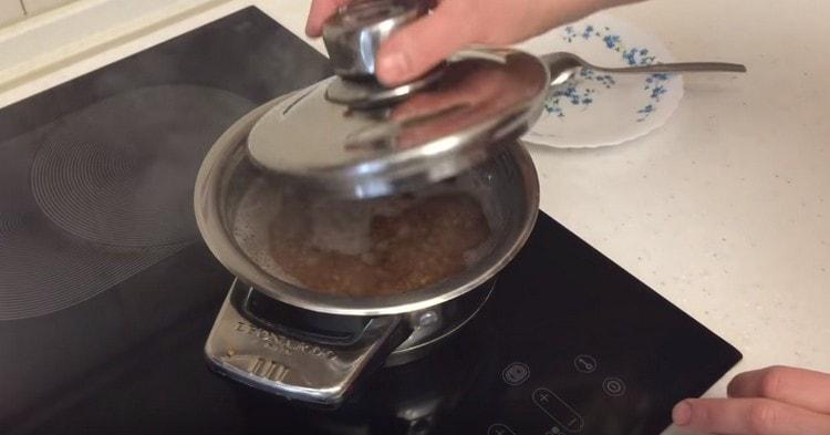 se toarnă hrișcă în apă, se adaugă sare după gust.