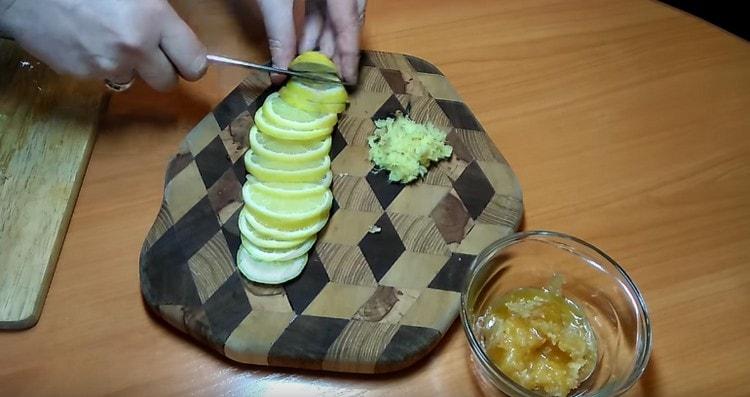 Couper le citron en cercles.