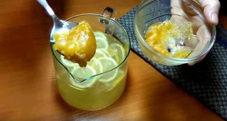 Lorsque le thé a un peu refroidi, ajoutez-y du miel.