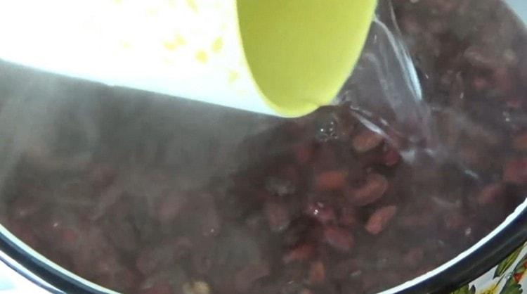 Afegiu l’aigua freda bullent.