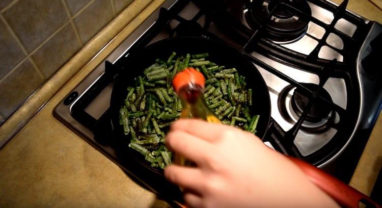 Tilsæt en smule sojasovs.