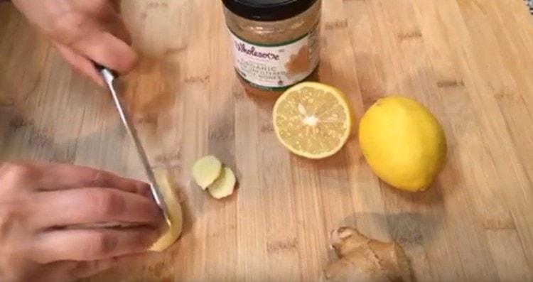 Couper la racine de gingembre en tranches.