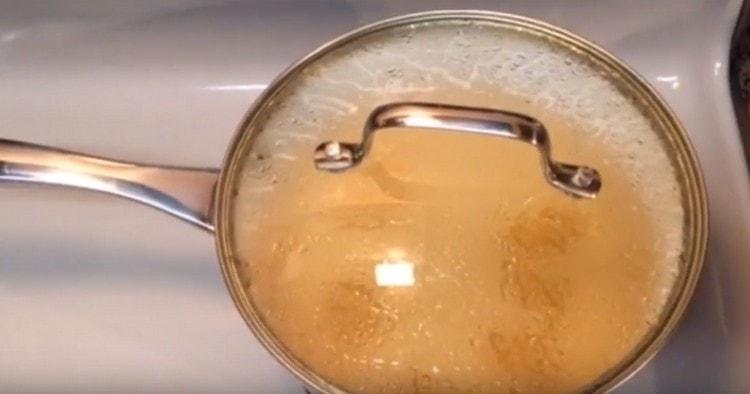 Nous couvrons la casserole avec un couvercle à thé et laissons infuser.