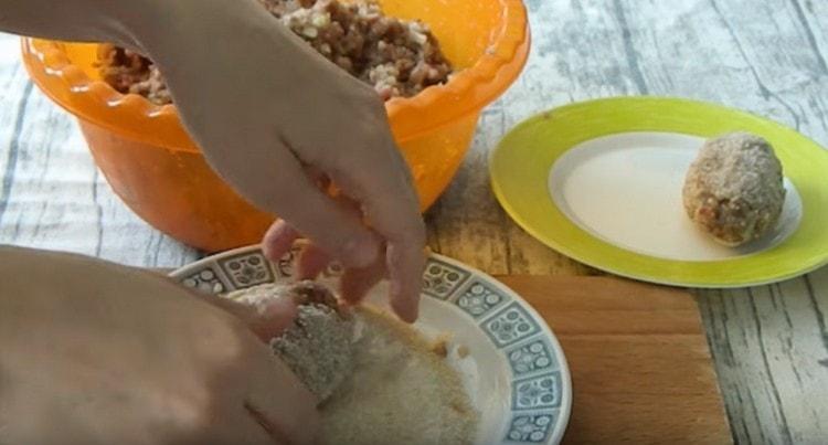 Nous formons des côtelettes et les roulons dans la chapelure.