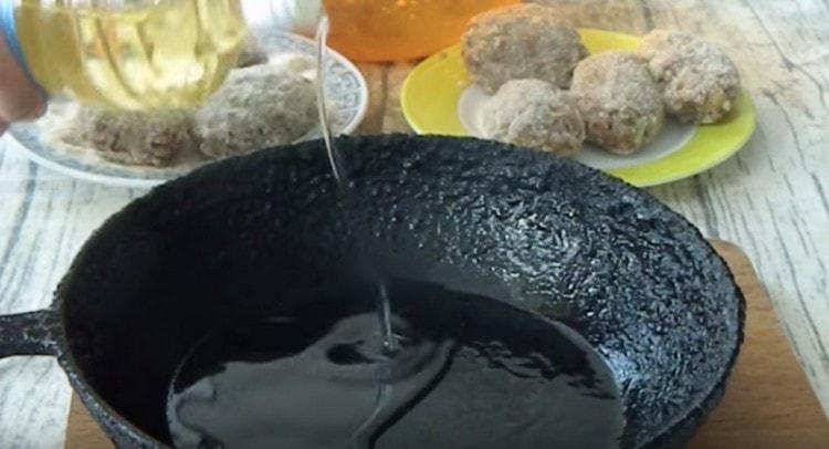 Nous chauffons l'huile végétale dans une casserole.