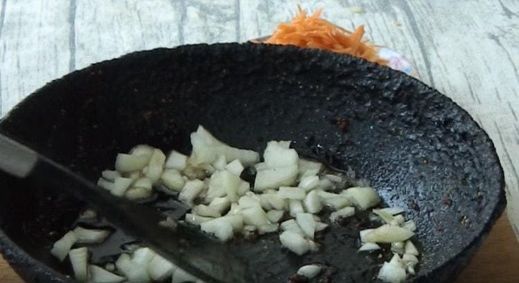 Faites frire l'oignon dans de l'huile végétale.