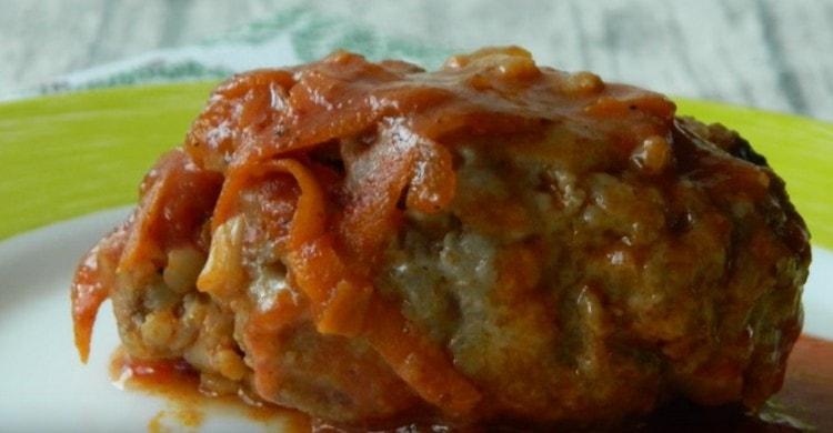 Les côtelettes juteuses avec le sarrasin et la viande hachée sont prêtes.