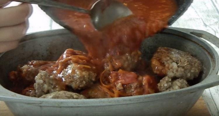 Verser les côtelettes avec la sauce.