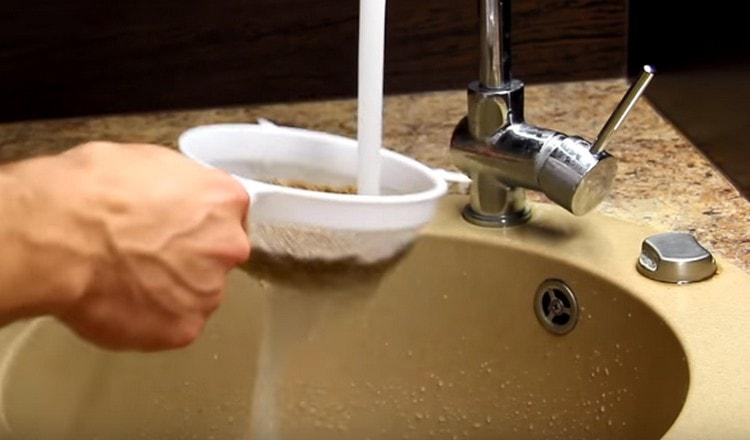 Nous lavons le sarrasin.