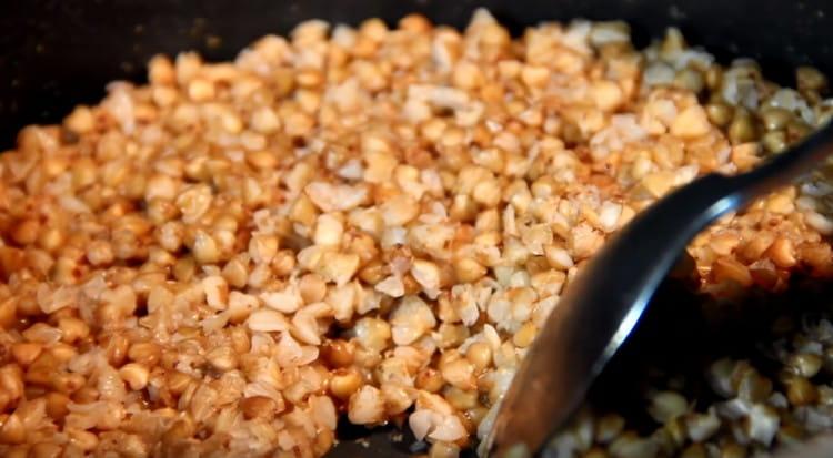 Dans la bouillie finie, ajoutez un peu de beurre.