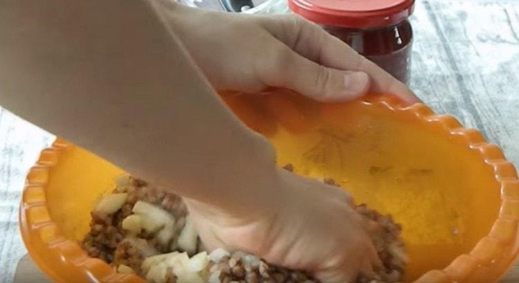 Ajoutez l'oeuf et pétrissez bien la viande hachée.