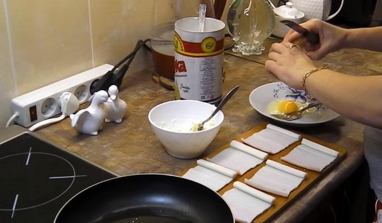 разбийте яйцето в купа.