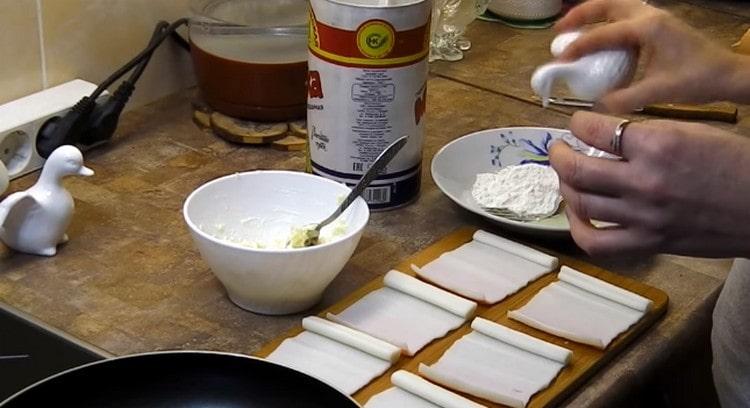 Добавете брашното и солта към яйцето.