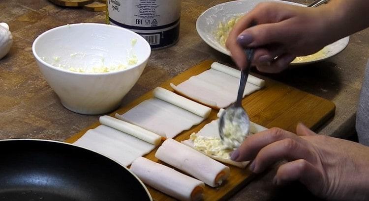 Разгъваме пръчките от раци, поставяме пълнежа върху тях и ги обръщаме обратно.