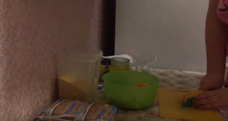 Нарежете обелената тиква на парчета.