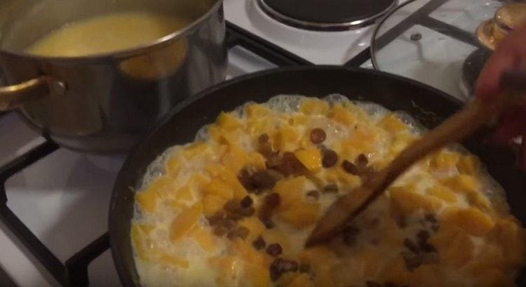 По желание можете да добавите стафиди към тиквата.