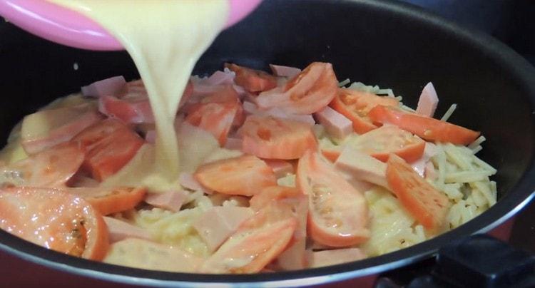 Encha a peça com massa de ovos.