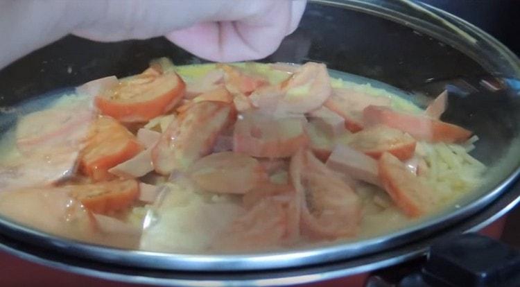 Cobrimos a panela com uma tampa e fritamos até que os ovos estejam prontos.