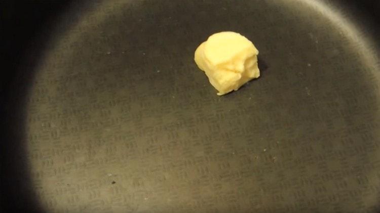 Aquecemos a panela, colocamos um pedaço de manteiga nela.