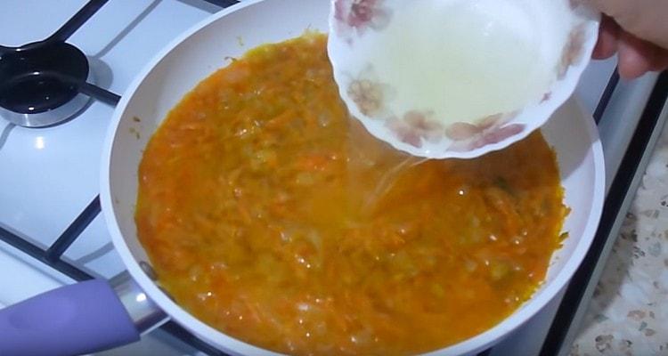 Ajoutez à la sauce également le bouillon dans lequel la viande a été cuite.