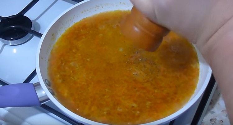 Salez et poivrez la sauce.