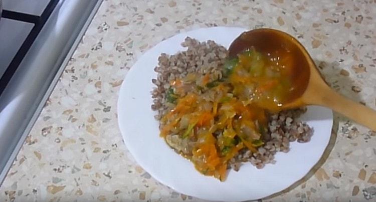 La sauce appétissante pour le sarrasin est prête.