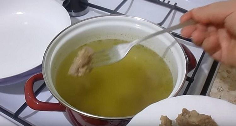 Nous mettons la viande finie sur une assiette.