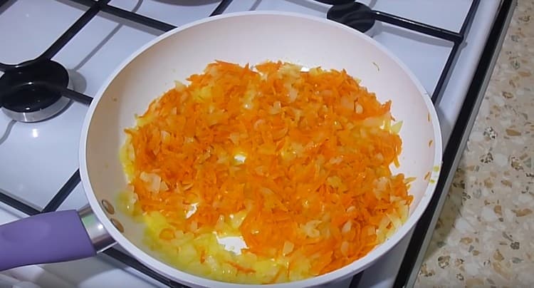 Lorsque les légumes sont frits, mélangez-les.