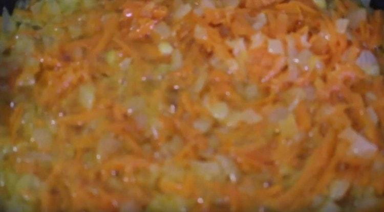 Přidejte mrkev do cibule a předejte zeleninu.