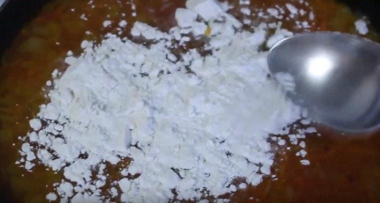 Přidejte do zeleniny lžíci mouky.