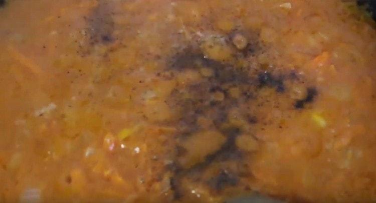 Sůl a pepřová omáčka podle chuti.