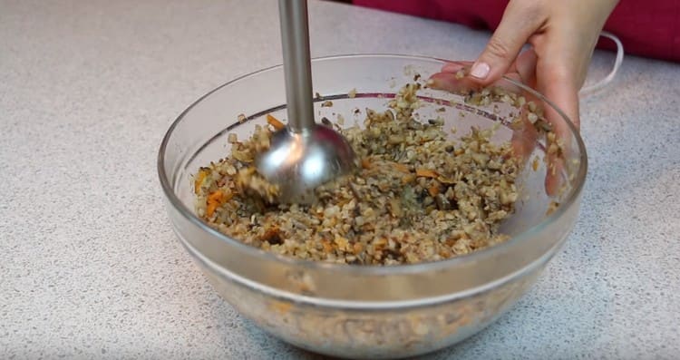 Broyer la masse avec un mélangeur submersible.