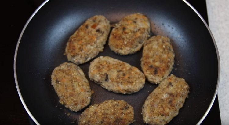 Frire les côtelettes des deux côtés.