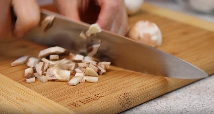 Couper les champignons.