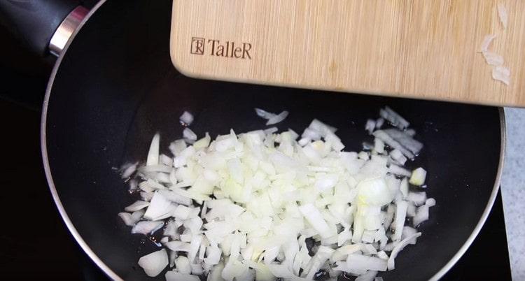 mettre l'oignon dans une poêle et faire frire.