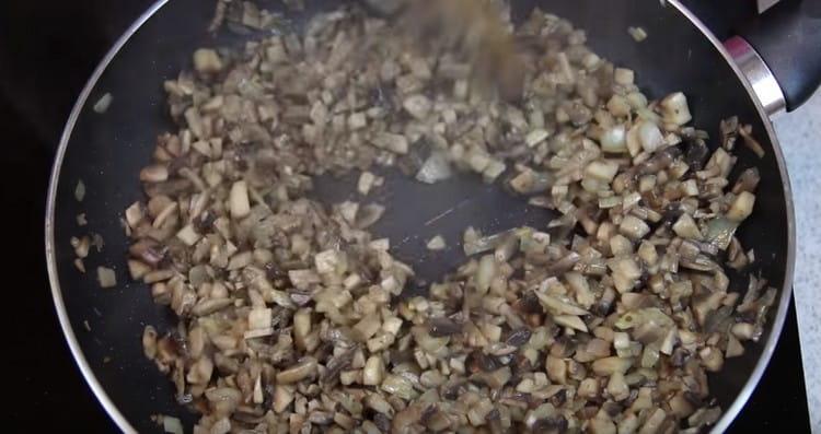 Ajouter les carottes et les champignons à l'oignon.