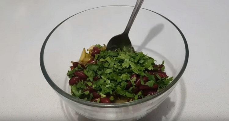 Adăugați fasolea, verdeața tocată în ciuperci.