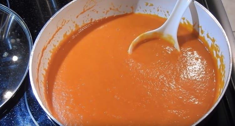 La sauce aux légumes parfumée au sarrasin est prête.