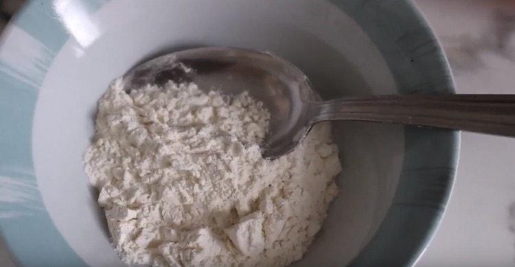 La farine doit d'abord être frite.